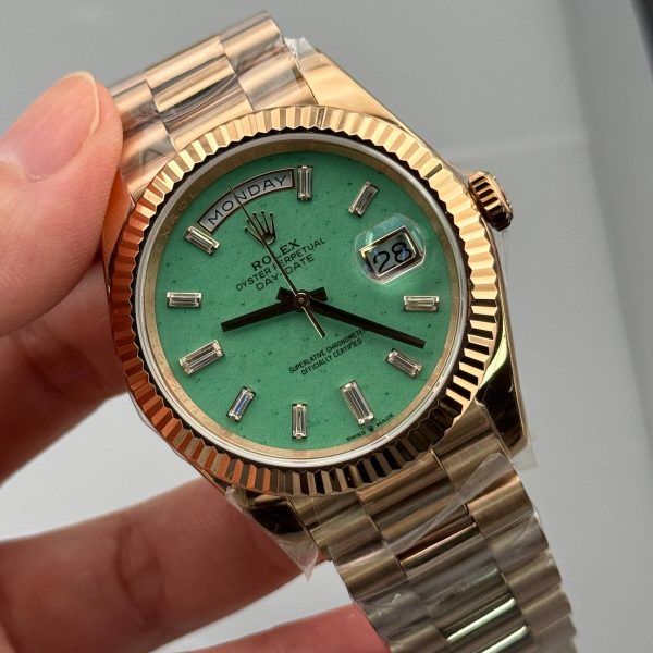 VS Factory Rolex Day-Date Yellow Gold Green Baguette Diamond Dial (139000) 1:1 Super Clone – DD3255 Movement