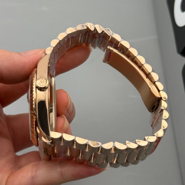 VS Factory Rolex Day-Date Yellow Gold Green Baguette Diamond Dial (139000) 1:1 Super Clone – DD3255 Movement