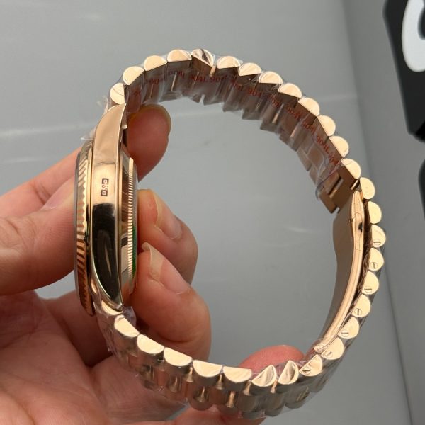 VS Factory Rolex Day-Date Yellow Gold Green Baguette Diamond Dial (139000) 1:1 Super Clone – DD3255 Movement