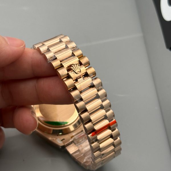 VS Factory Rolex Day-Date Yellow Gold Green Baguette Diamond Dial (139000) 1:1 Super Clone – DD3255 Movement
