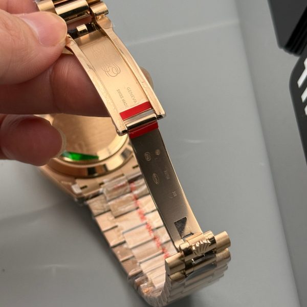 VS Factory Rolex Day-Date Yellow Gold Green Baguette Diamond Dial (139000) 1:1 Super Clone – DD3255 Movement