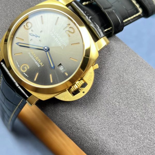 VS Factory Panerai Luminor Marina 44mm Grey Dial Luminous Arabic Numerals Yellow Gold Plated Smooth Bezel (PAM01115) 1:1 Super Clone – DDP.9010 Movement