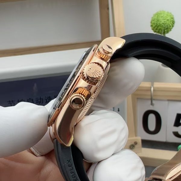 VS Factory Rolex Cosmograph Daytona Black Dial Everose Gold Rubber Strap (126515LN) 1:1 Super Clone – DD4131 Movement