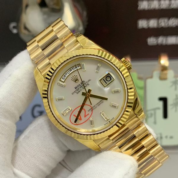 VS Factory Rolex Day-Date 40 Yellow Gold White Baguette Diamond Dial (228238) V2 1:1 Super Clone – DD3255 Movement