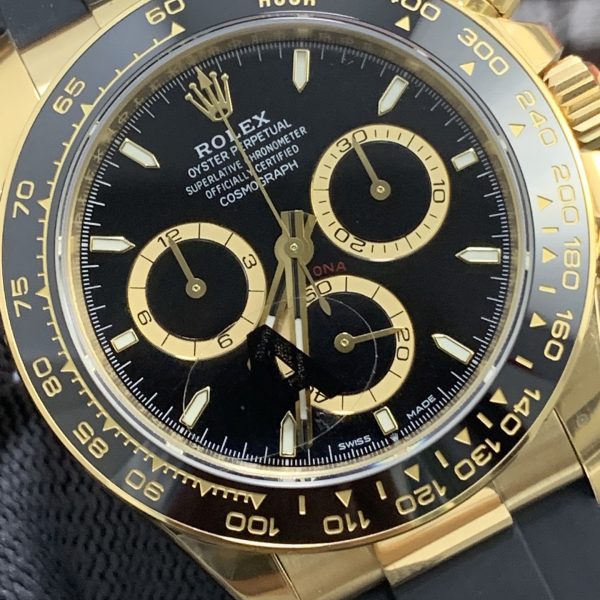 VS Factory Rolex Cosmograph Daytona 40mm Black Panda Dial Yellow Gold Rubber Strap (126518LN) 1:1 Super Clone – DD4131 Movement